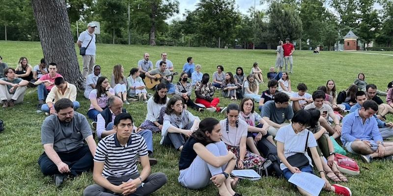 M&aacute;s de un centenar de j&oacute;venes de la Vicar&iacute;a VII urbana se dieron cita en el parque del Oeste para rezar el rosario