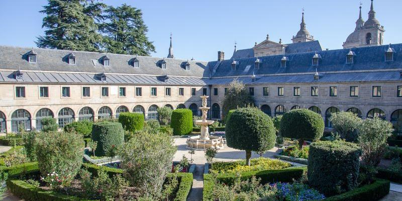 El Real Centro Universitario Mar&iacute;a Cristina acoge el curso 'Monote&iacute;smo, &iquest;matriz de paz o de violencia?'