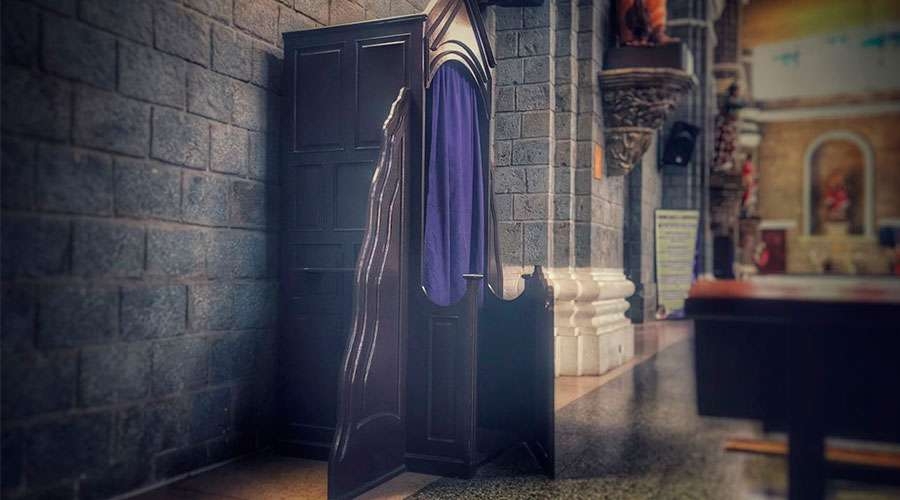 Piden que sacerdotes rompan el secreto de confesión en Reino Unido