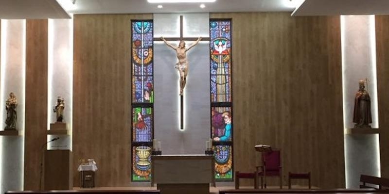 El vicario episcopal de la I administra el sacramento de la Confirmaci&oacute;n en San D&aacute;maso