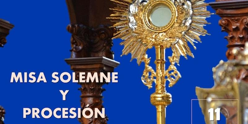 El Sant&iacute;simo recorre las calles de San Lorenzo de El Escorial en la solemnidad del Corpus Christi