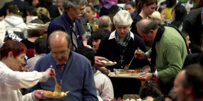 La comunidad de Sant&rsquo;Egidio celebra su tradicional comida navide&ntilde;a, con el lema 'Una Navidad para todos'