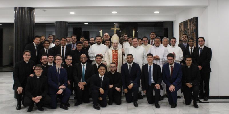 El cardenal José Cobo, con los seminaristas del Redemptoris Mater: «Sed testigos del Evangelio en nuestra sociedad y diócesis»