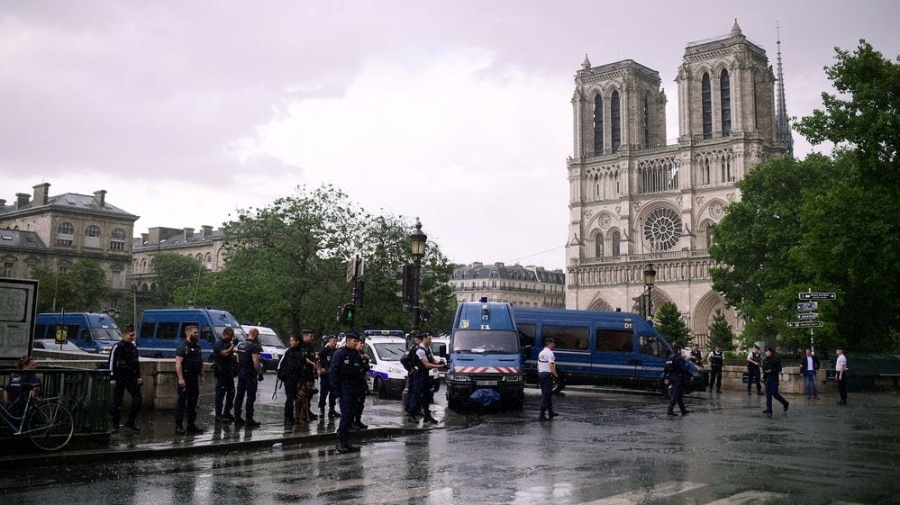 Mil personas atrapadas en catedral de Notre Dame por atacante en Par&iacute;s