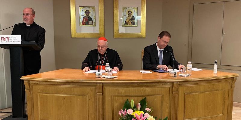 El ITVR y la Escuela &#039;Regina Apostolorum&#039; inauguran el curso con una Misa en Inmaculado Corazón de María