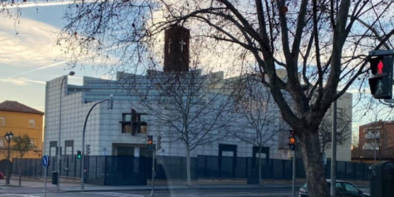 Óscar García Aguado administra el sacramento de la Confirmación en San Fermín en el IV Domingo del tiempo ordinario