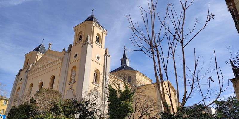 Juan Carlos Merino administra el sacramento de la Confirmaci&oacute;n en San Lorenzo M&aacute;rtir de El Escorial