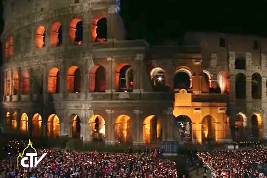 El Santo Padre en el Coliseo: 'Avergonzados pero con la esperanza de que el bien vencer&aacute;'