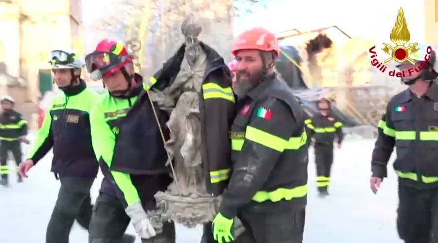 Bomberos rescatan de bas&iacute;lica en escombros la imagen de San Benito de Nursia