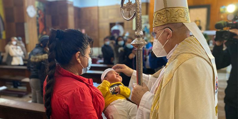 El cardenal Osoro bautiza a 15 niños de familias en situación de vulnerabilidad