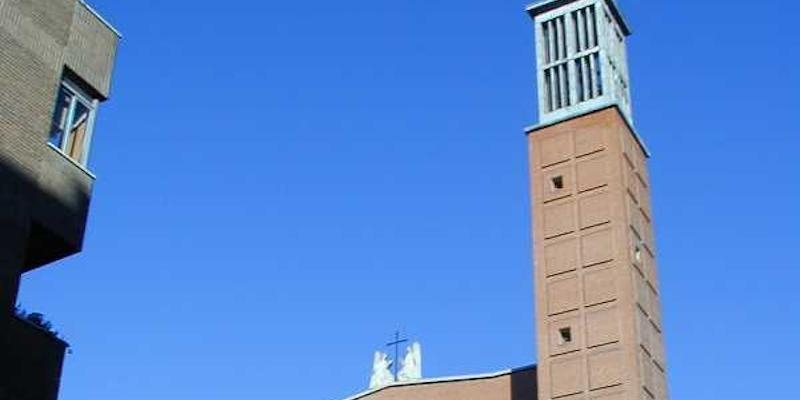 Juan Pedro Guti&eacute;rrez administra el sacramento de la Confirmaci&oacute;n a un grupo de adultos en Nuestra Se&ntilde;ora de la Paz