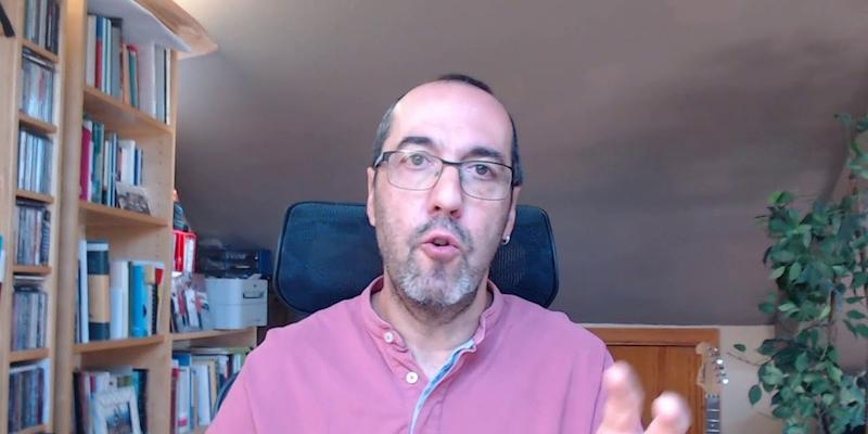 Pepe Laguna dirige un encuentro de reflexi&oacute;n sobre la ciudan&iacute;a organizado por C&aacute;ritas Diocesana de Madrid