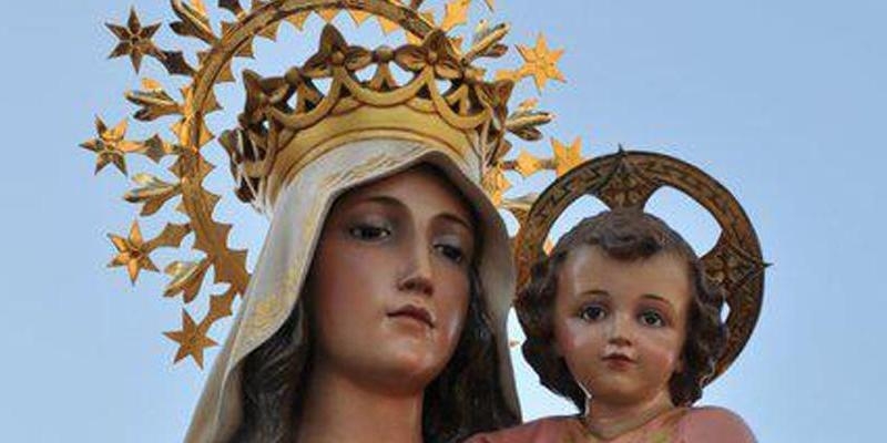 El padre Iv&aacute;n Mora predica la novena en honor a la Virgen del Carmen en la iglesia del Teologado de los carmelitas descalzos