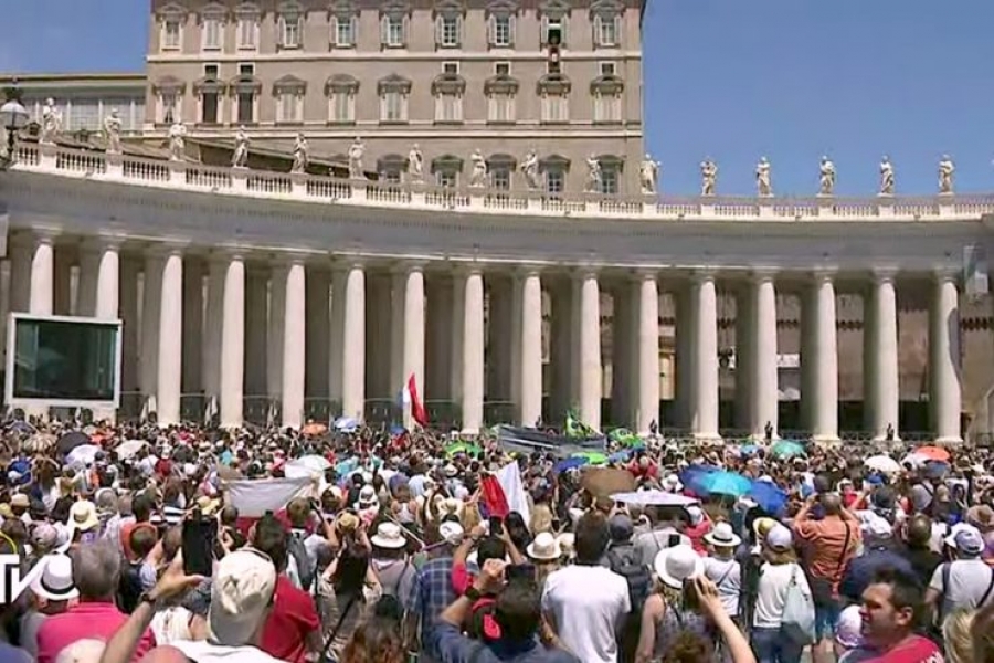 El Papa en el &aacute;ngelus: &laquo;Hoy m&aacute;s que nunca, cerca de los refugiados&raquo;