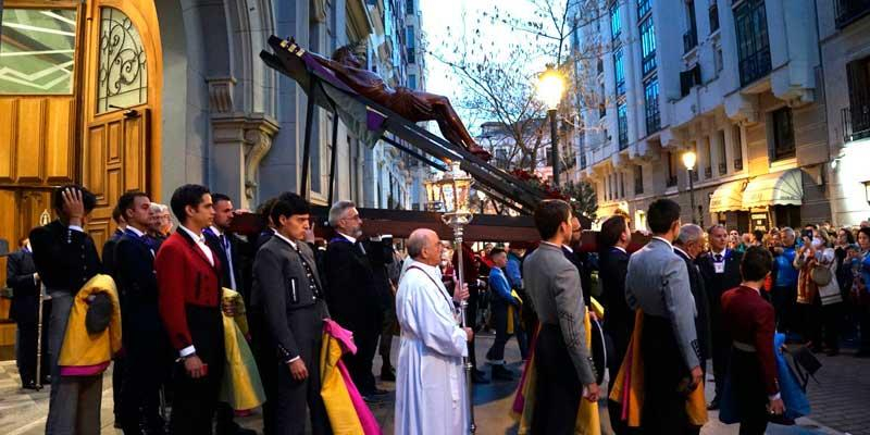 El Cristo de los Toreros vuelve a la calle 66 años después acompañado por alumnos de la escuela taurina