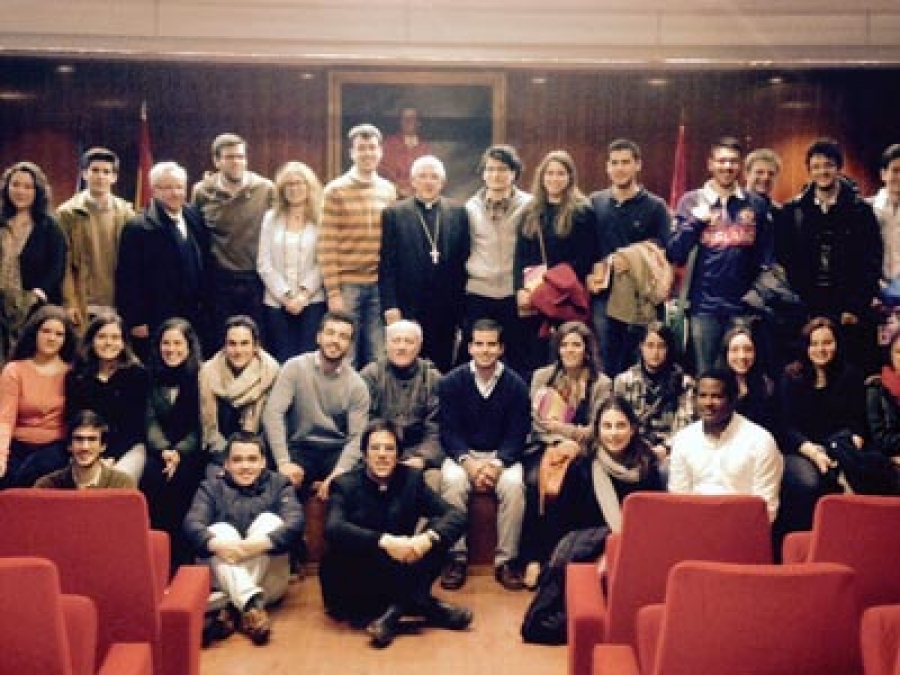Reuni&oacute;n del Arzobispo de Madrid con universitarios