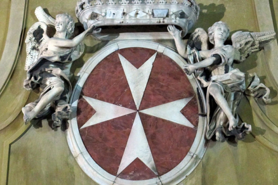 El obispo Angelo Becciu nombrado delegado pontificio para la Orden de Malta