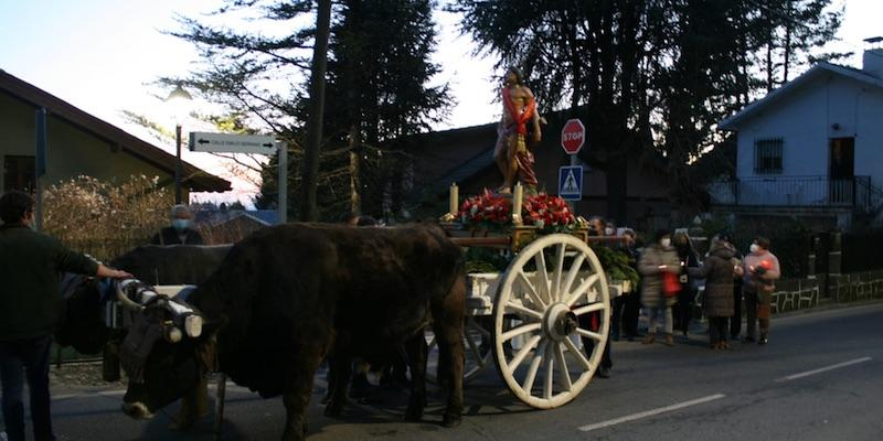 La tradicional procesión de antorchas inaugura en Cercedilla las fiestas en honor a san Sebastián