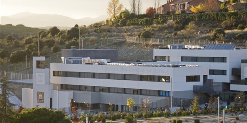 El colegio San Ignacio de Torrelodones acoge en una mesa redonda con el tema 'Por una amistad social'