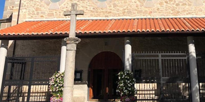 Monse&ntilde;or Mart&iacute;nez Camino administra el sacramento de la Confirmaci&oacute;n en Natividad de Nuestra Se&ntilde;ora de Navacerrada