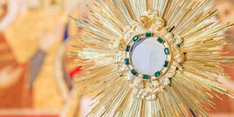 El Sant&iacute;simo recorre en procesi&oacute;n las calles de Cercedilla en la solemnidad del Corpus Christi
