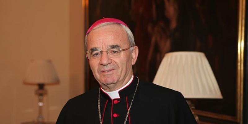 Monseñor Renzo Fratini imparte el sacramento de la Confirmación en la basílica pontificia de San Miguel