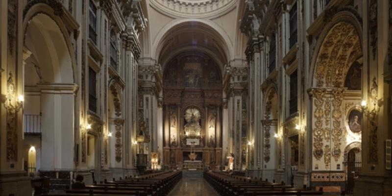 Contin&uacute;an en agosto las misas semanales de la hermandad de la Macarena en la colegiata de San Isidro