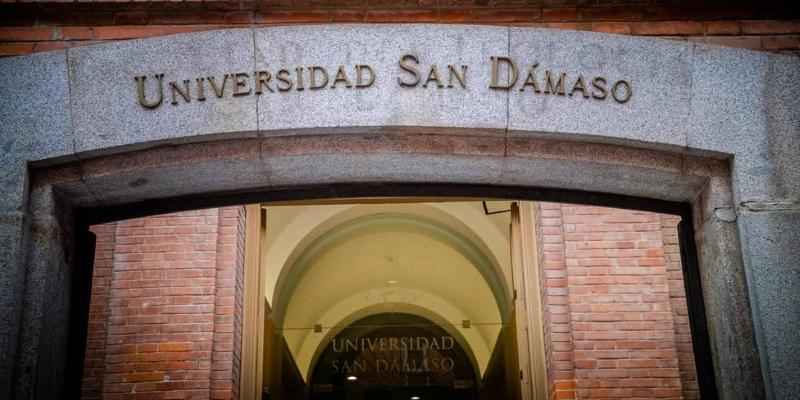 El gran canciller de la Universidad Eclesiástica San Dámaso, el cardenal José Cobo, arzobispo de Madrid, nombra nuevo rector y vice-gran canciller
