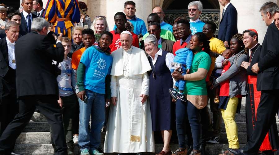 El Papa lanza campa&ntilde;a pro inmigrantes de C&aacute;ritas y pide acogerlos con los brazos abiertos