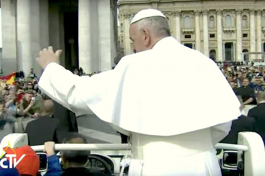 El Papa en la audiencia: 'Dios est&aacute; cerca y camina a nuestro lado'