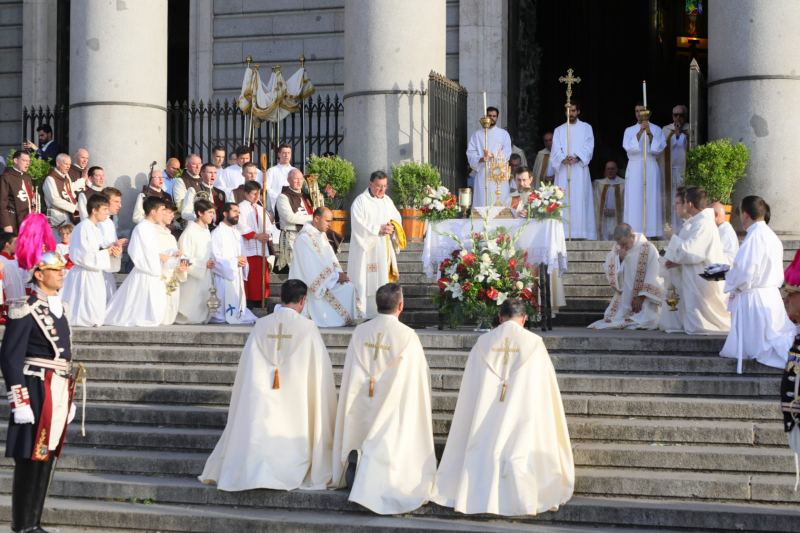 El cardenal Cobo pide por la paz durante la procesión del Corpus Christi: «Vivimos momentos donde la necesitamos de forma urgente»