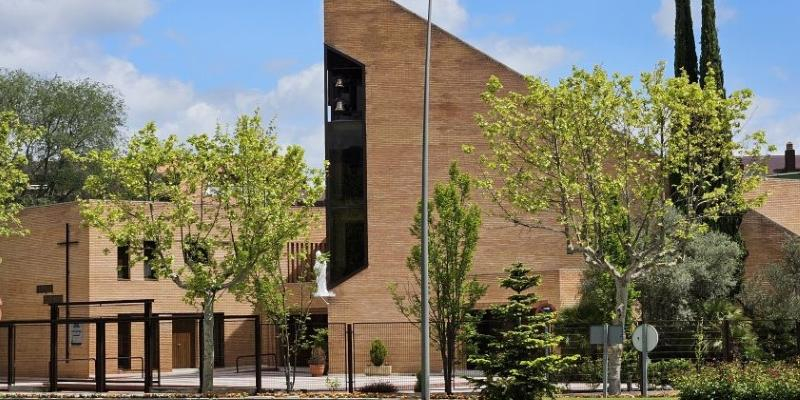 El cardenal José Cobo preside en la parroquia Santa María de Majadahonda la celebración del bautismo y la confirmación de adultos