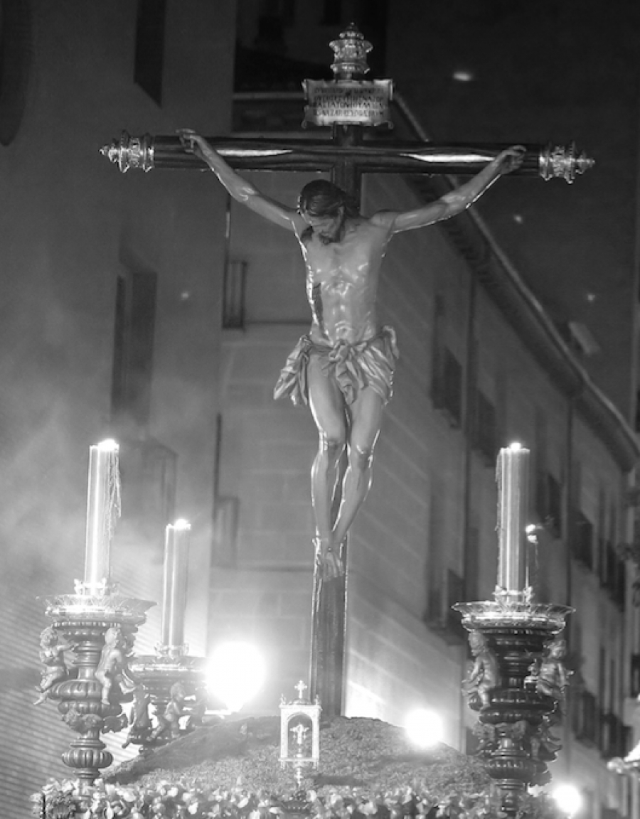 Salida procesional del Cristo de los Estudiantes desde la bas&iacute;lica San Miguel