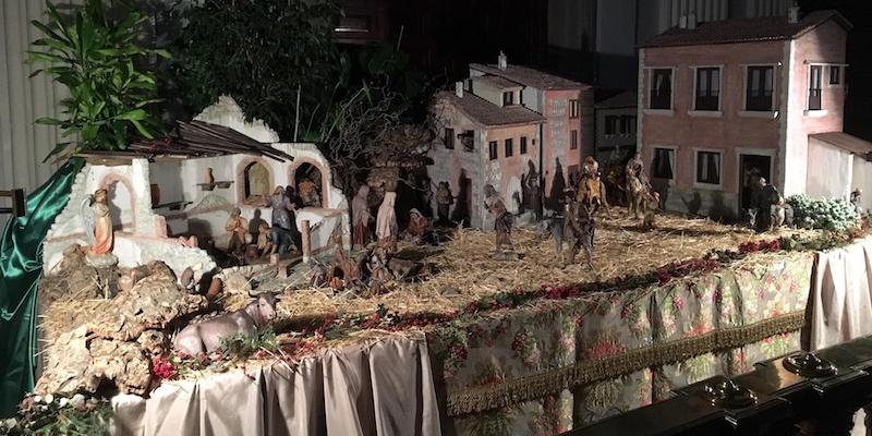 La iglesia del Real Monasterio de la Encarnaci&oacute;n exhibe su tradicional bel&eacute;n