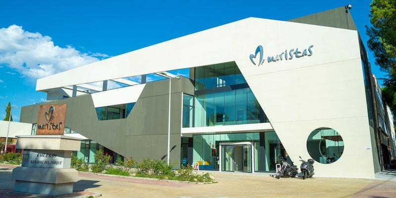 El vicario episcopal de la I administra la Confirmaci&oacute;n a alumnos del colegio Maristas San Jos&eacute; del Parque