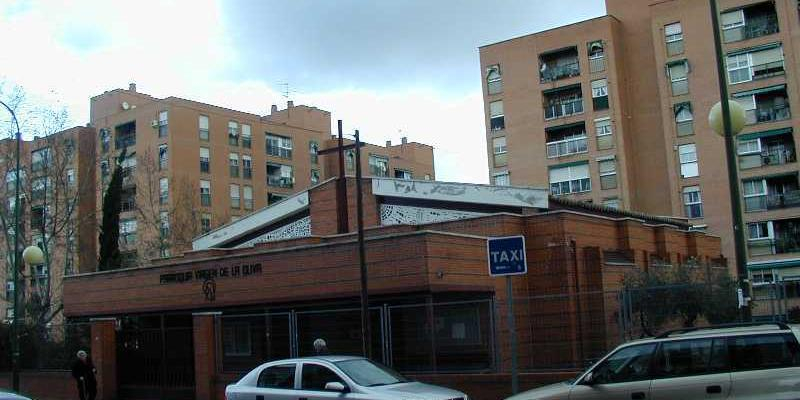 J&oacute;venes de Virgen de la Oliva reciben el sacramento de la Confirmaci&oacute;n de manos del vicario episcopal de la II