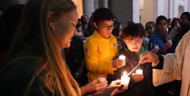 La catedral de la Almudena acoge la Luz de la Paz de Bel&eacute;n, organizada por Scouts Madrid-MSC con el lema &ldquo;Uniendo corazones, iluminando el mundo&rdquo;