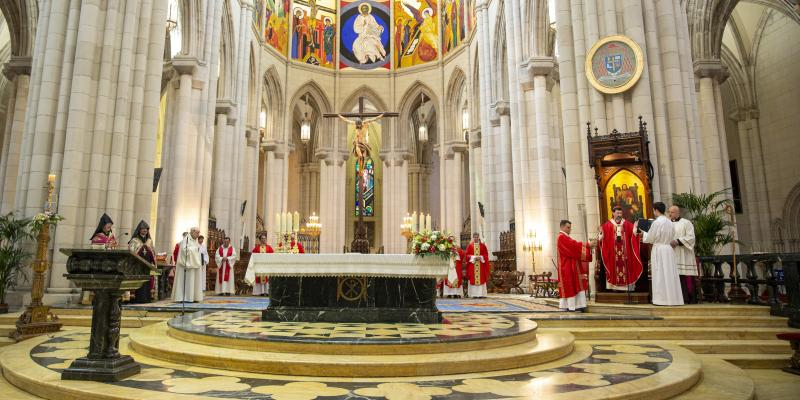 El cardenal Cobo preside una Eucaristía en la catedral de la Almudena en la solemnidad de Pentecostés