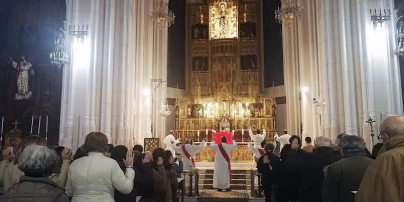 Un sacerdote y un diácono permanente recién ordenados participan en la última Misa en rito hispano-mozárabe del curso