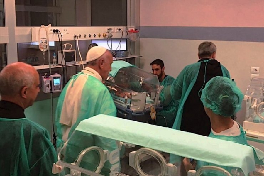 Francisco visita neonatos y enfermos terminales en Viernes de la Misericordia