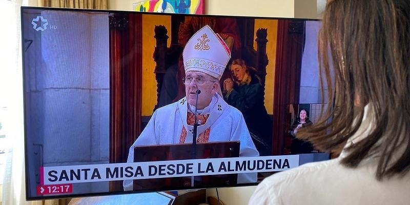 Consulte las Misas ofrecidas por medios de comunicaci&oacute;n para quien no puede volver a los templos todav&iacute;a