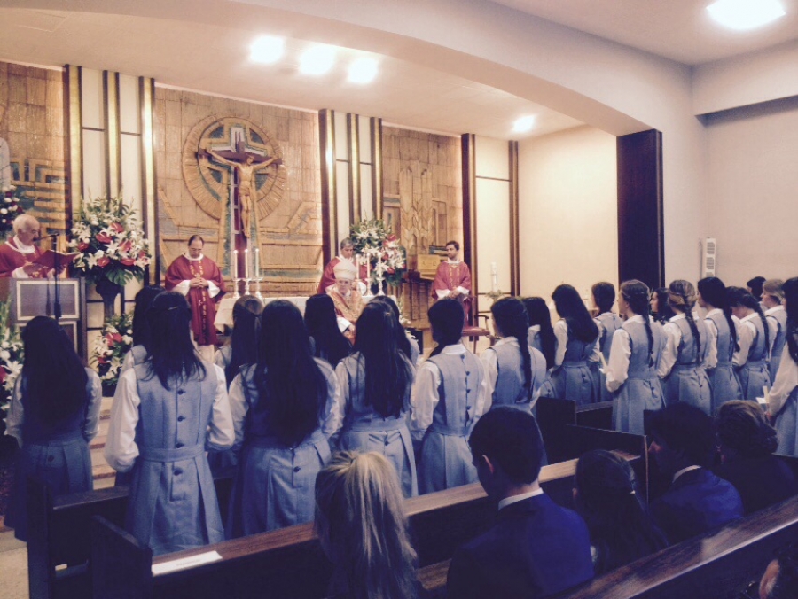 Confirmación de jóvenes en el Colegio Mater Salvatoris: “sed, conmigo, luz de Cristo”