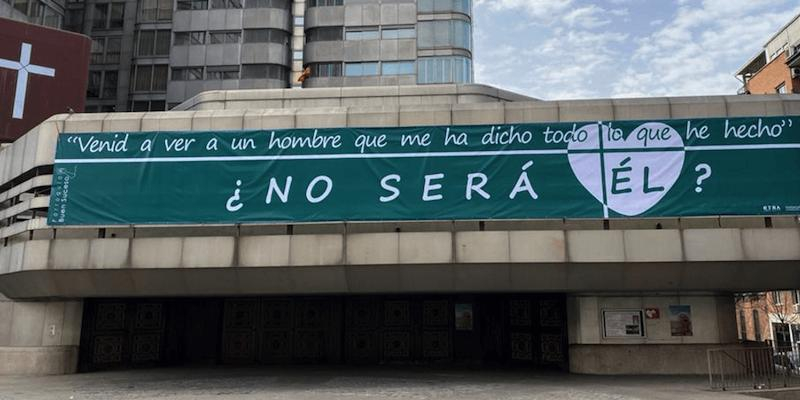 Juan Carlos Merino administra en Buen Suceso el sacramento de la Confirmaci&oacute;n a alumnos del colegio Fray Luis de Le&oacute;n