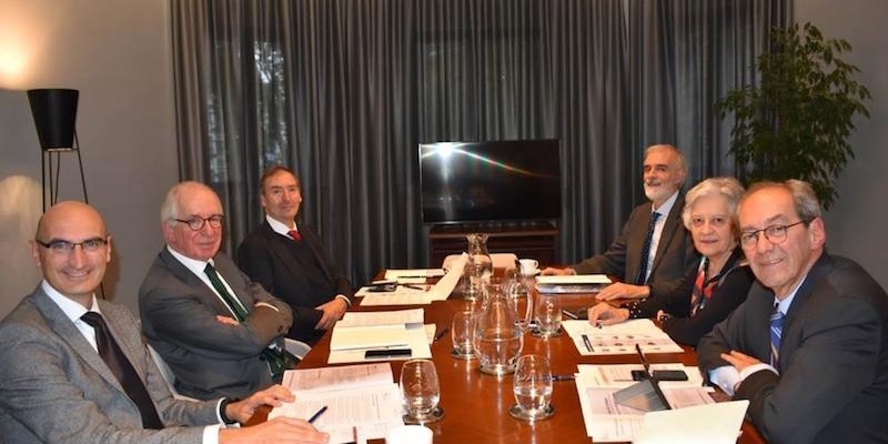 Primera reuni&oacute;n: de izqda. a dcha., Jes&uacute;s Avezuela (director general de la Fundaci&oacute;n Pablo VI), Domingo Sugranyes (firector del Seminario), Juan Jos&eacute; Laborda (expresidente del Senado), Julio Mart&iacute;nez (rector de la Universidad Pontificia Comillas), Victoria Camps (consejera permanente del Consejo de Estado) y Jos&eacute; Manuel Gonz&aacute;lez-P&aacute;ramo (consejero ejecutivo de BBVA)