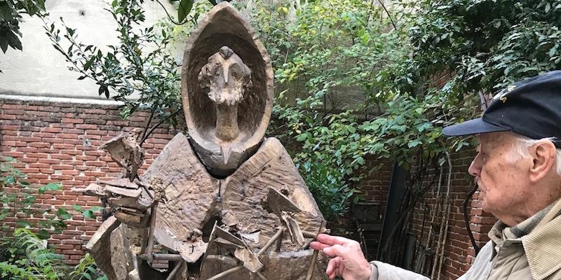 El cardenal Carlos Amigo bendice la escultura que presidir&aacute; la puerta del Hospital San Francisco de As&iacute;s