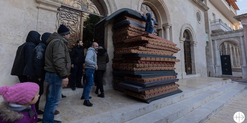 Reparto de colchones en la catedral greco-ortodoxa de Alepo, Siria. (ACN)