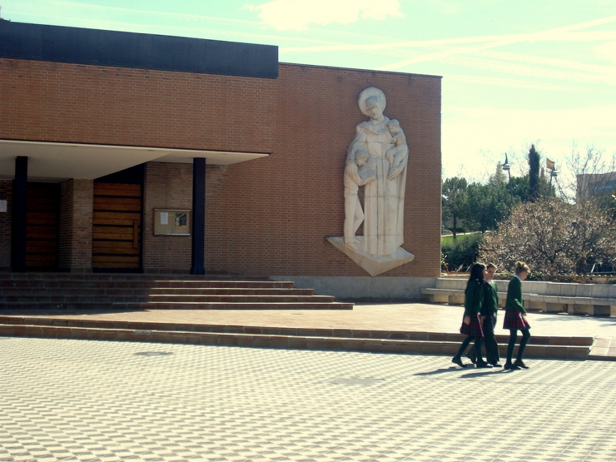 El cardenal Osoro imparte el sacramento de la Confirmaci&oacute;n en el colegio de las Escuelas P&iacute;as San Fernando