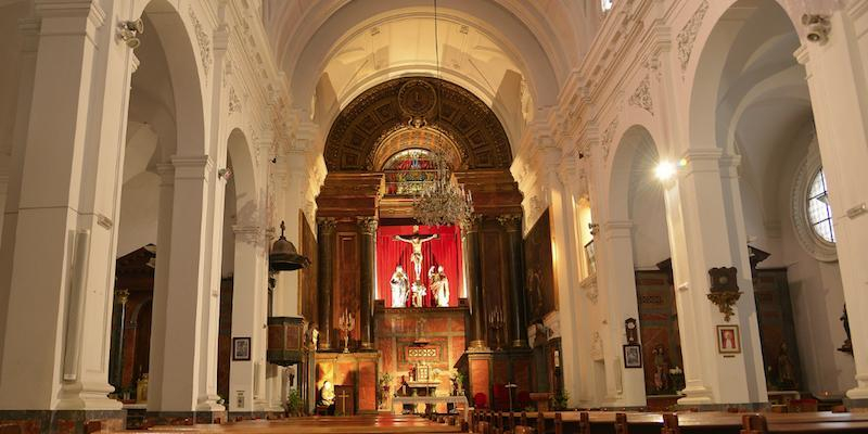 Monseñor Martínez Camino administra el sacramento de la Confirmación en Santísimo Cristo de la Salud