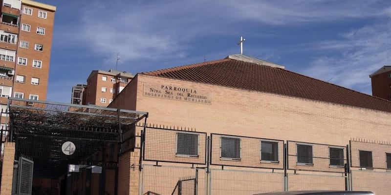 El vicario episcopal de la II imparte el sacramento de la Confirmación en Nuestra Señora del Recuerdo