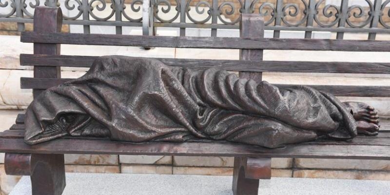 ¿Sabía que la plaza de San Juan Pablo II acoge la estatua de Jesús desamparado?